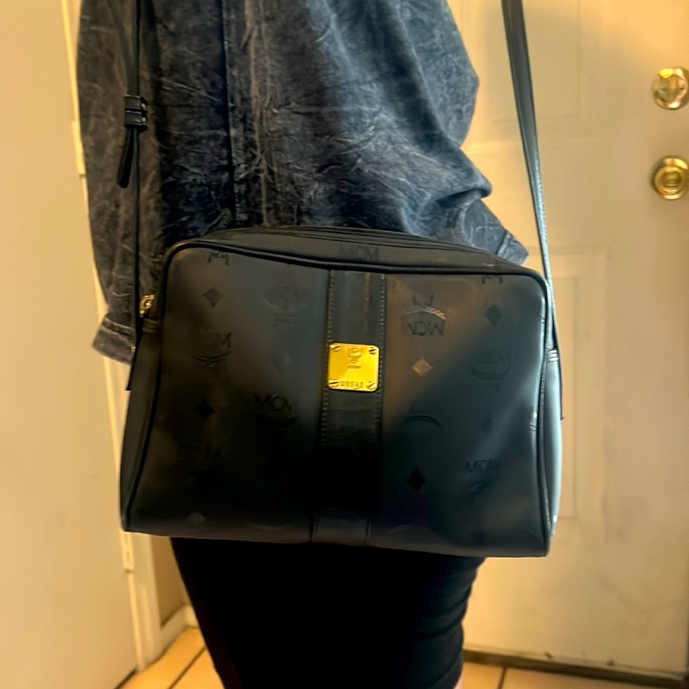 Authentic MCM Bag Vinyl W9.4in
H6.7in
D2in
Strap Drop	17.7-22.4in